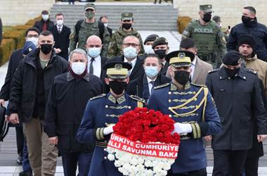 Millî Savunma Bakanı Hulusi Akar, Kosova’da Osmanlı Padişahı Sultan Birinci Murad Hüdavendigar'ın Türbesi'ni Ziyaret Etti